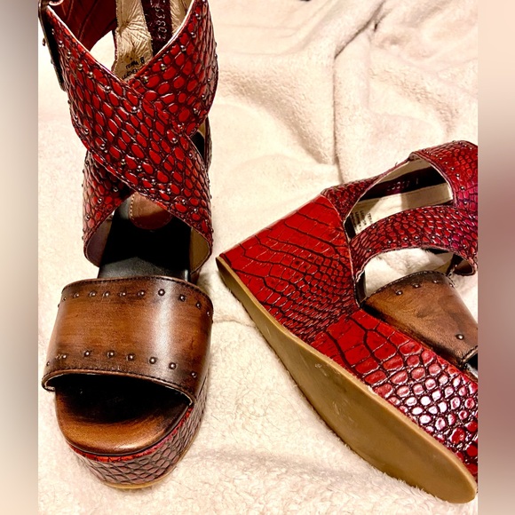 Freebird Rare Red Platform Wedge Sandals Leather Crocodile Terra size 8